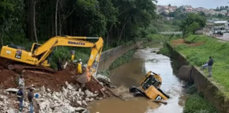 Erro operacional causa queda de escavadeira no rio durante obras em Bragança Paulista