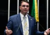 Flávio Bolsonaro anuncia voto pelo fim da escala 6×1 às vésperas de votação no Senado