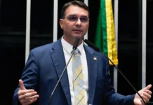Flávio Bolsonaro anuncia voto pelo fim da escala 6×1 às vésperas de votação no Senado