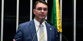 Flávio Bolsonaro anuncia voto pelo fim da escala 6×1 às vésperas de votação no Senado