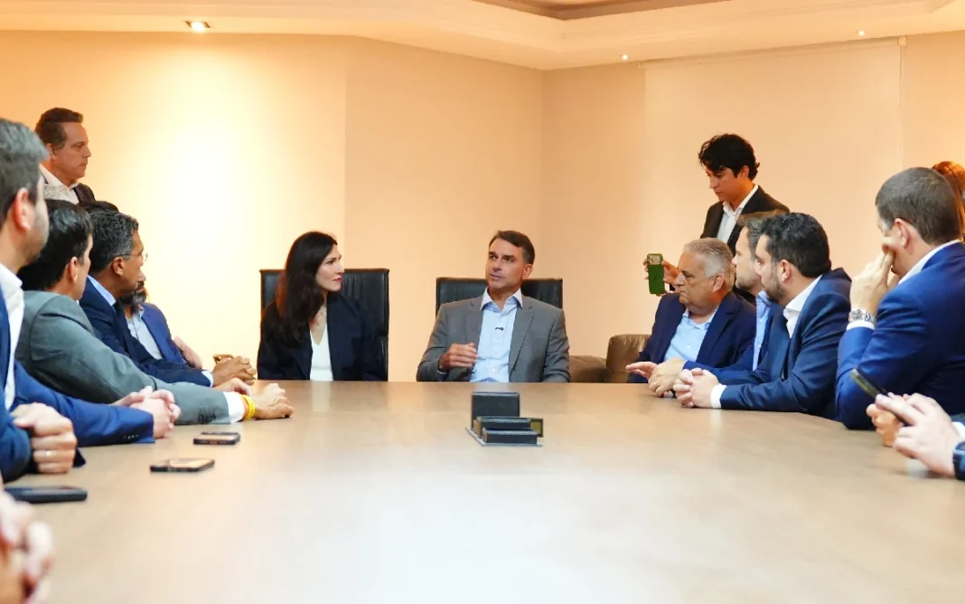 Flávio Bolsonaro recebe apoio de partidos e defende mudanças na Constituição