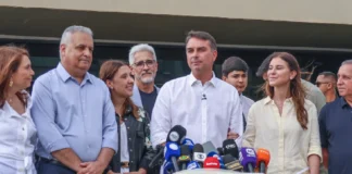 Flávio Bolsonaro teria deixado o Brasil rumo aos EUA, diz Reuters