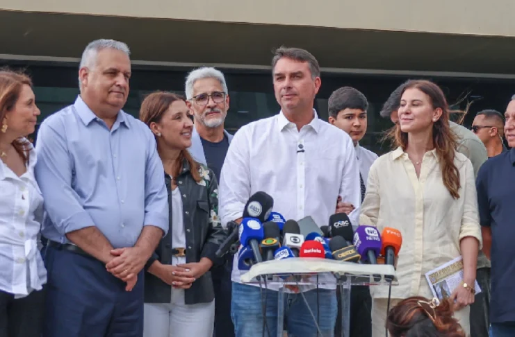 Flávio Bolsonaro teria deixado o Brasil rumo aos EUA, diz Reuters