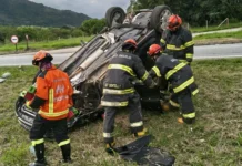 Motorista perde o controle de Fiat Stilo, sai da pista e fica ferido na Fernão Dias