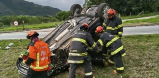 Motorista perde o controle de Fiat Stilo, sai da pista e fica ferido na Fernão Dias