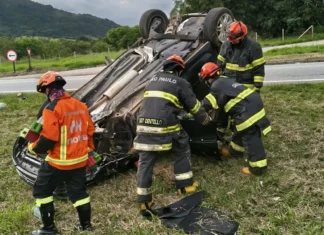 Motorista perde o controle de Fiat Stilo, sai da pista e fica ferido na Fernão Dias