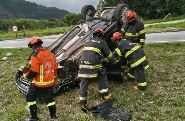 Motorista perde o controle de Fiat Stilo, sai da pista e fica ferido na Fernão Dias