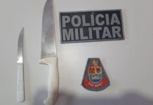 Mulher é ameaçada com duas facas e se tranca em quarto com os filhos durante discussão