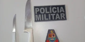 Mulher é ameaçada com duas facas e se tranca em quarto com os filhos durante discussão