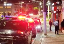 Mulher é contida após ameaçar companheiro com facas em via pública