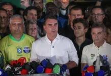 Moraes determina entrega de passaportes e proíbe Flávio Bolsonaro de deixar o país
