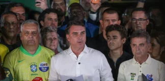 Moraes determina entrega de passaportes e proíbe Flávio Bolsonaro de deixar o país