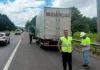 Polícia Rodoviária e Rota das Bandeiras orientam caminhoneiros sobre freios em Atibaia