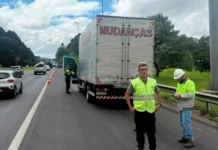 Polícia Rodoviária e Rota das Bandeiras orientam caminhoneiros sobre freios em Atibaia