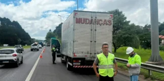 Polícia Rodoviária e Rota das Bandeiras orientam caminhoneiros sobre freios em Atibaia