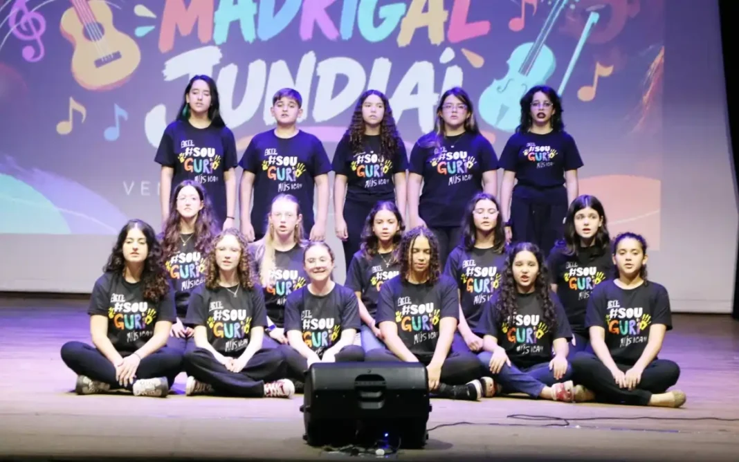 PROJETO GURI REÚNE ALUNOS DE DIFERENTES POLOS EM APRESENTAÇÃO DE CANTO CORAL