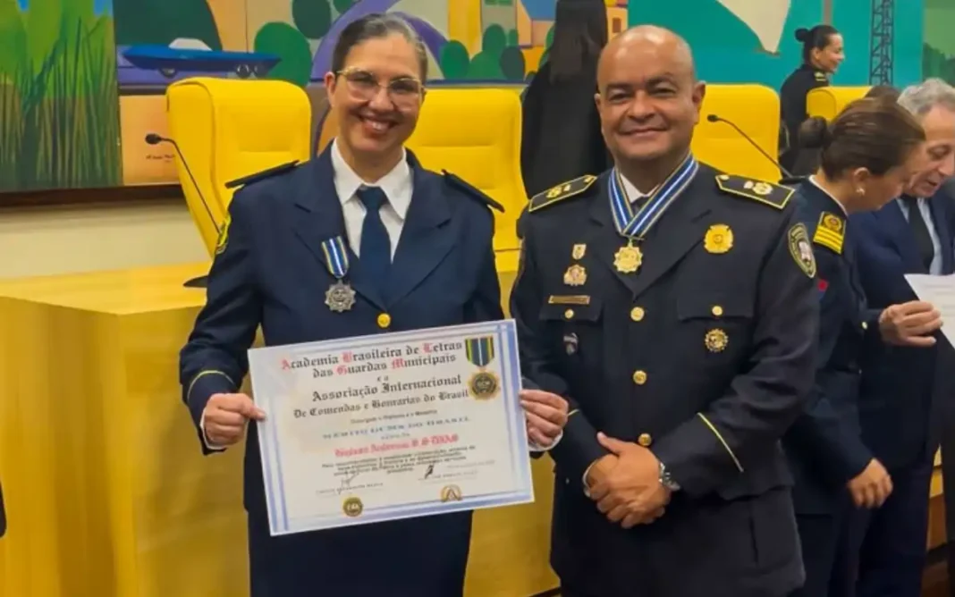 SUBINSPETORA DA GCM DE BRAGANÇA PAULISTA RECEBE MEDALHA MÉRITO GCMS DO BRASIL