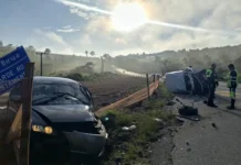 Veículos ficam destruídos após colisão frontal na rodovia SP-063